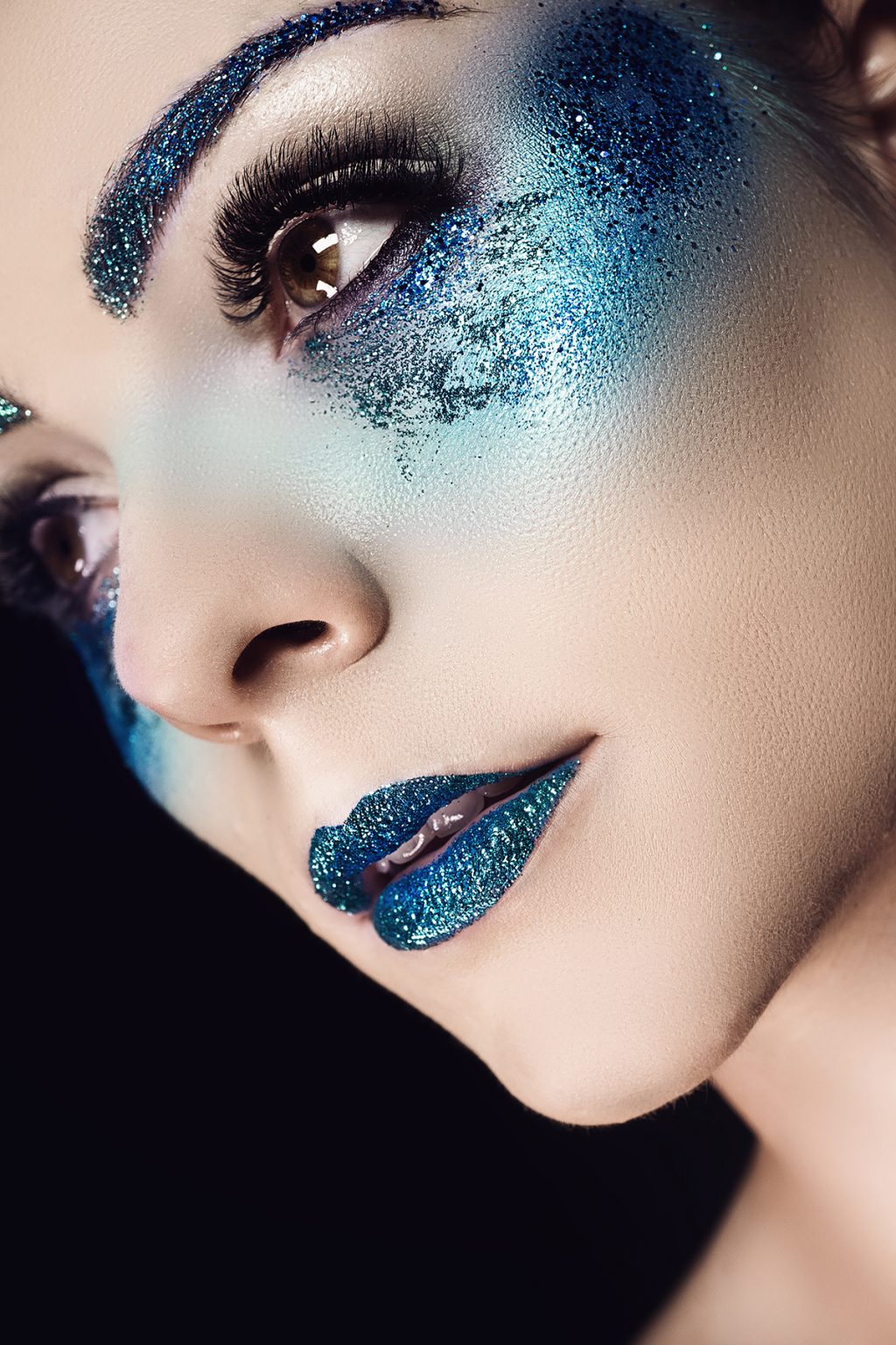 Extrem Make-up Art — Glitzer-Portrait aus dem Powderlounge Studio