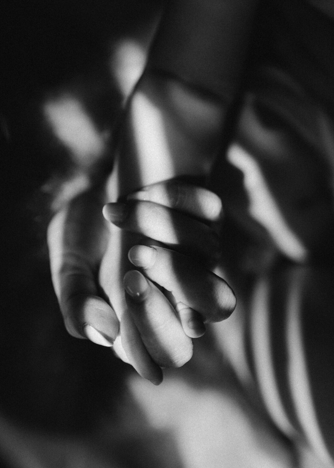 Hand vun der Mamm op der Hand vum Baby