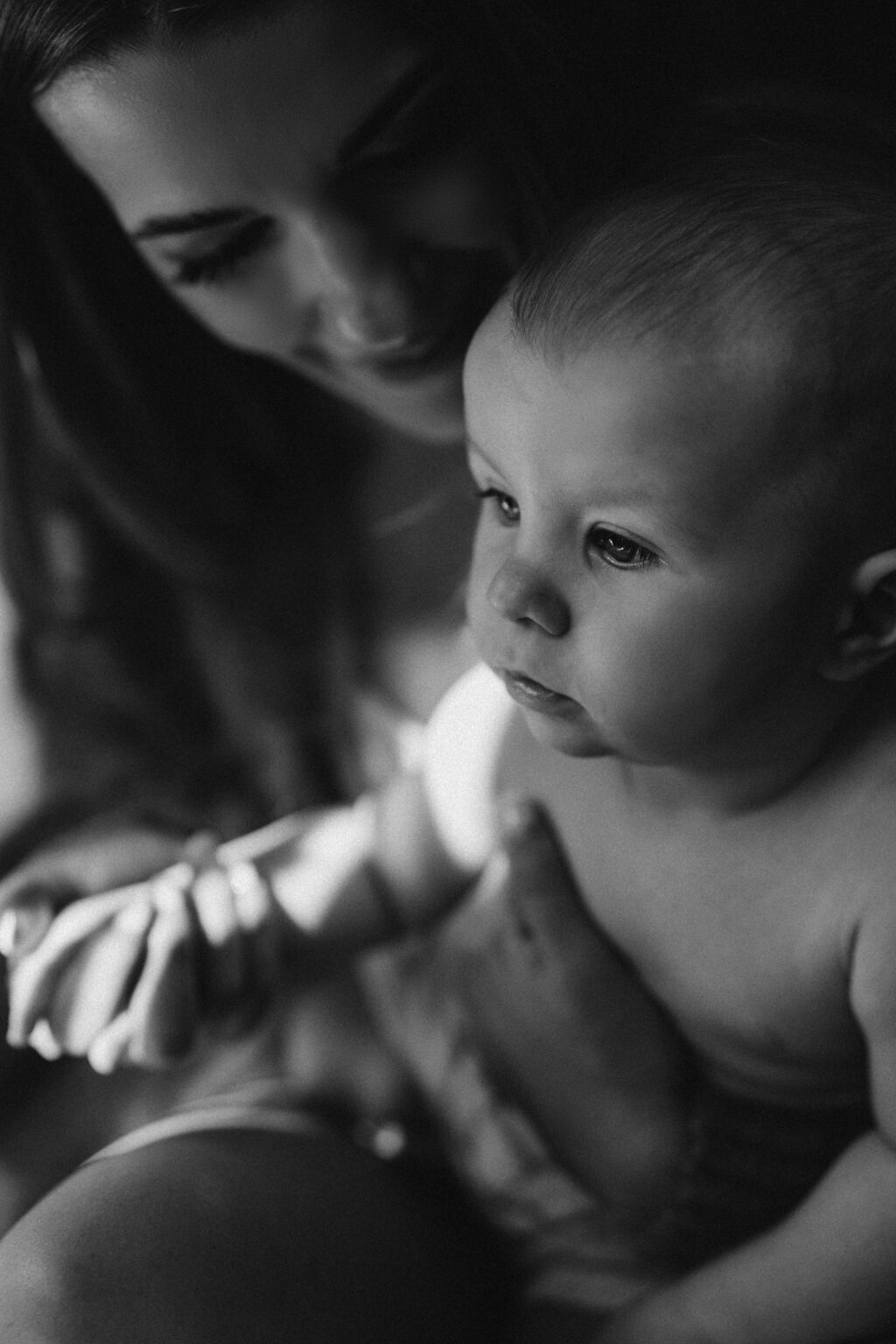 Closeup vum Baby, Mamm am Hannergrond