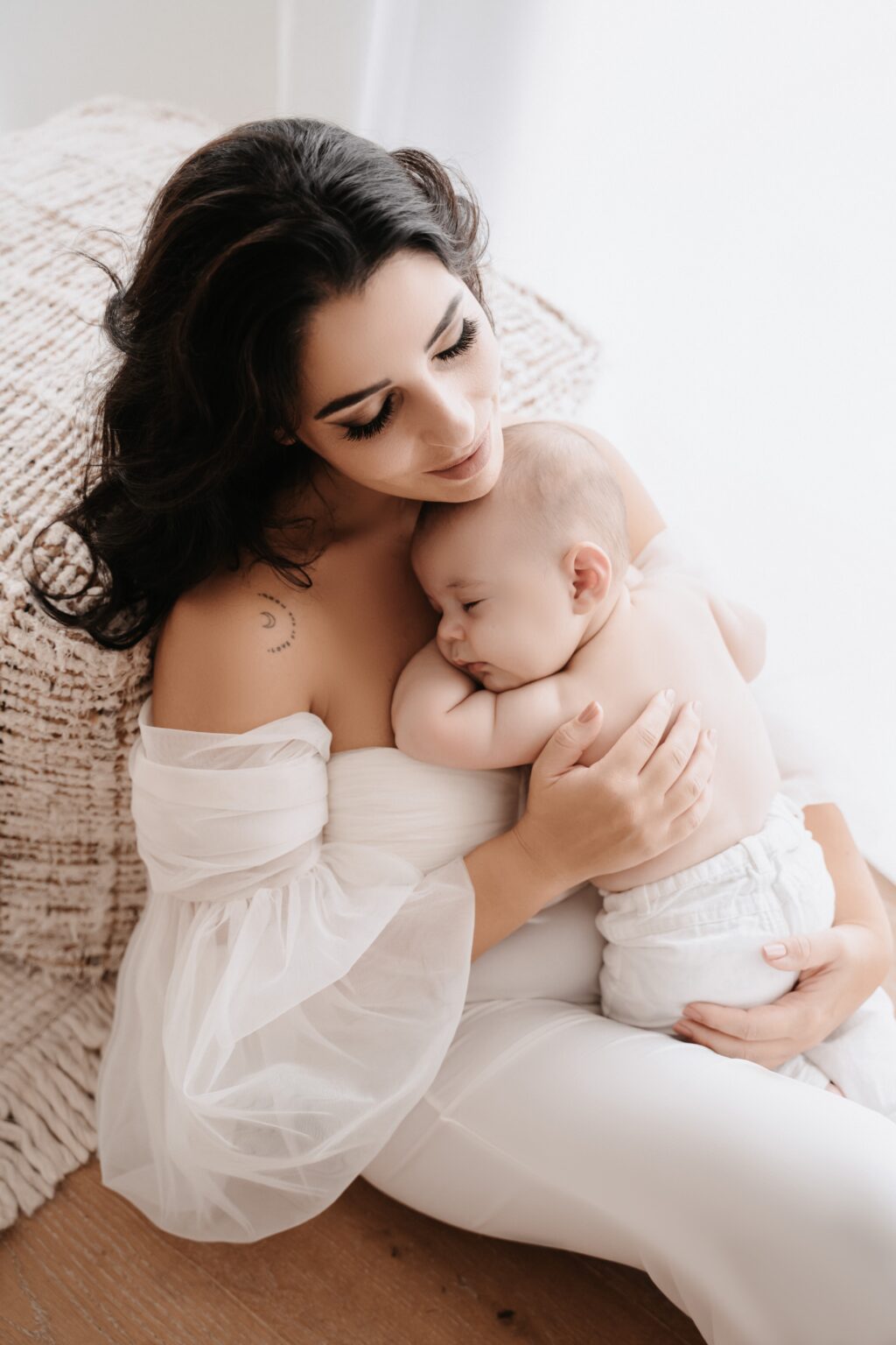 Mamm am wäissen Tüll, Baby schléift op der Broscht