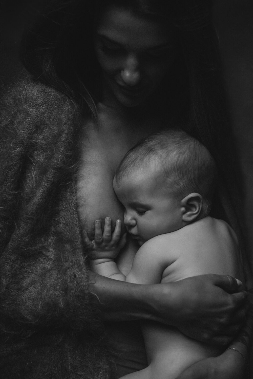 Baby um Broscht vun der Mamm