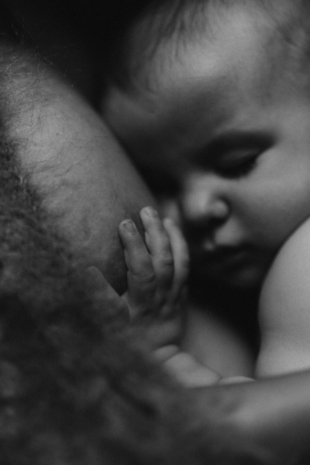 Baby un der Broscht vun der Mamm