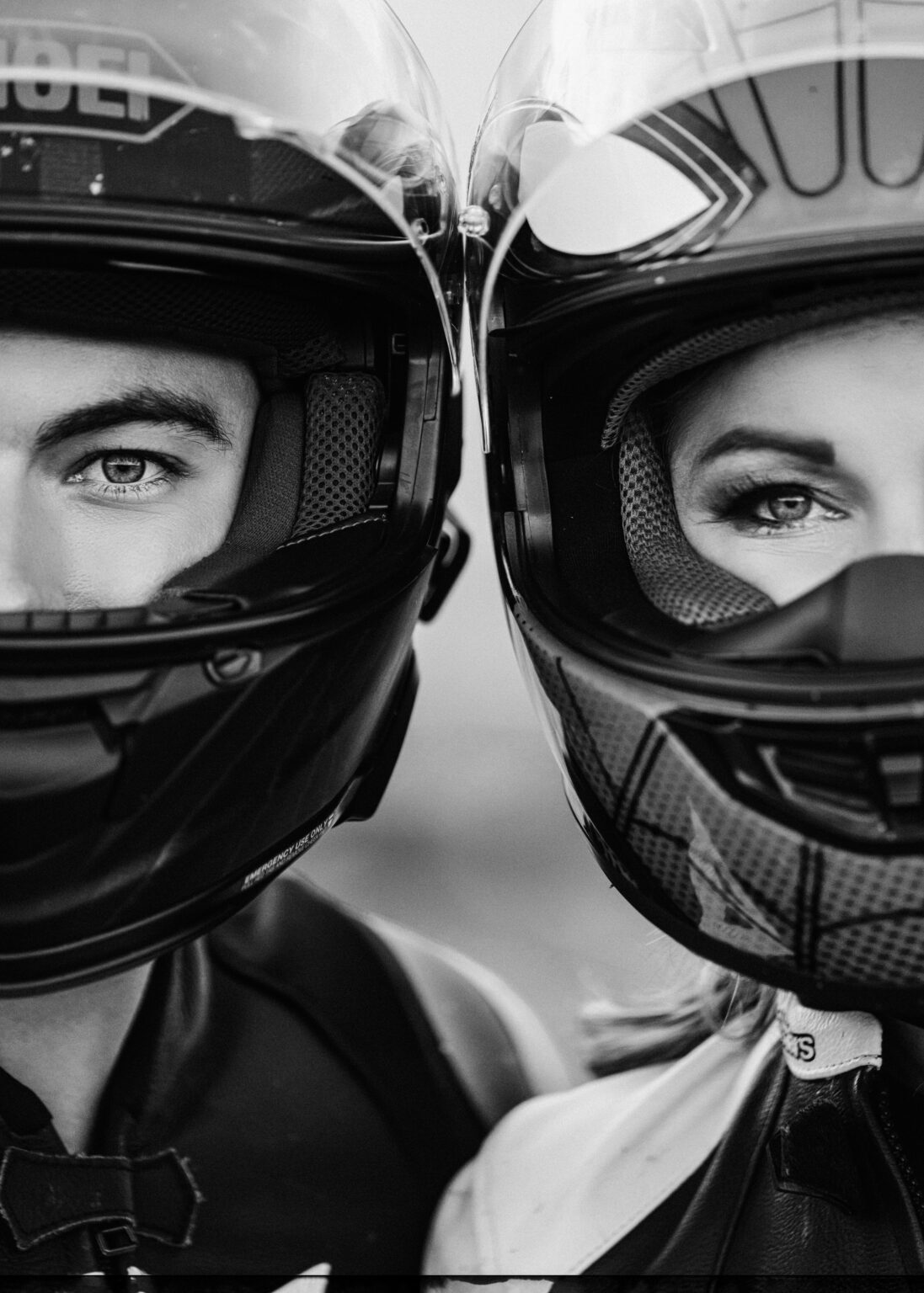 Koppel mat Motorradshelmen, Stir u Stir, Schwaarz-Wäiss