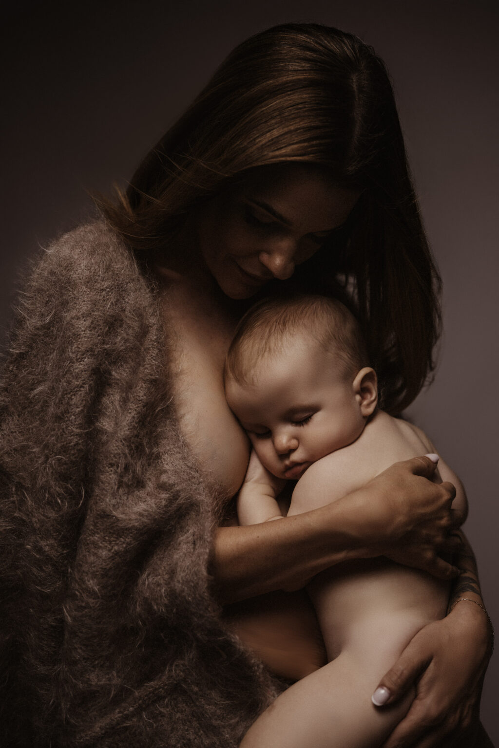 Mamm am Mohair-Cardigan, Baby schléift