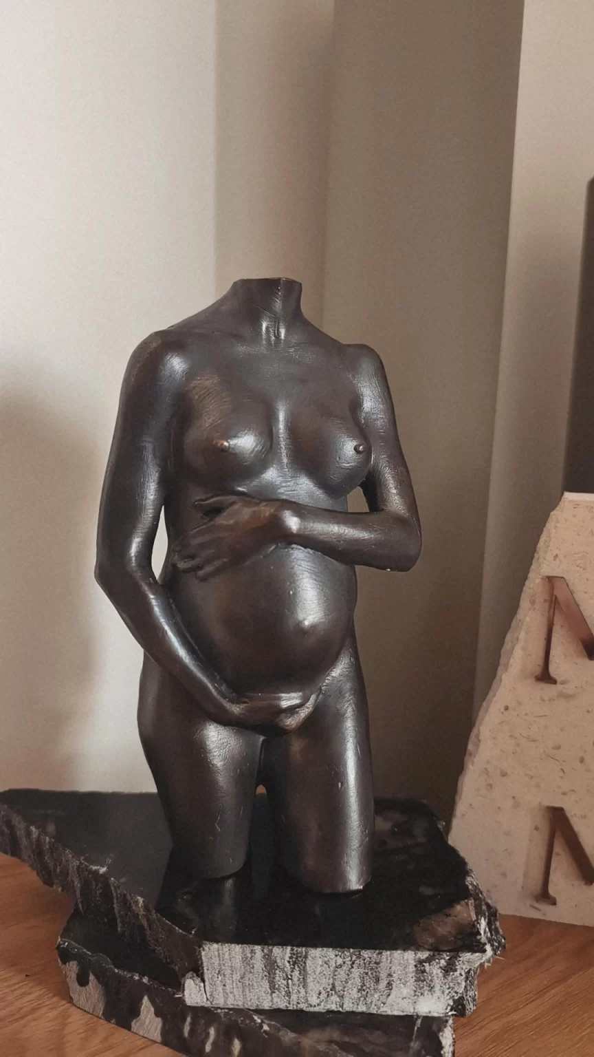 Donkel Skulptur op Steen