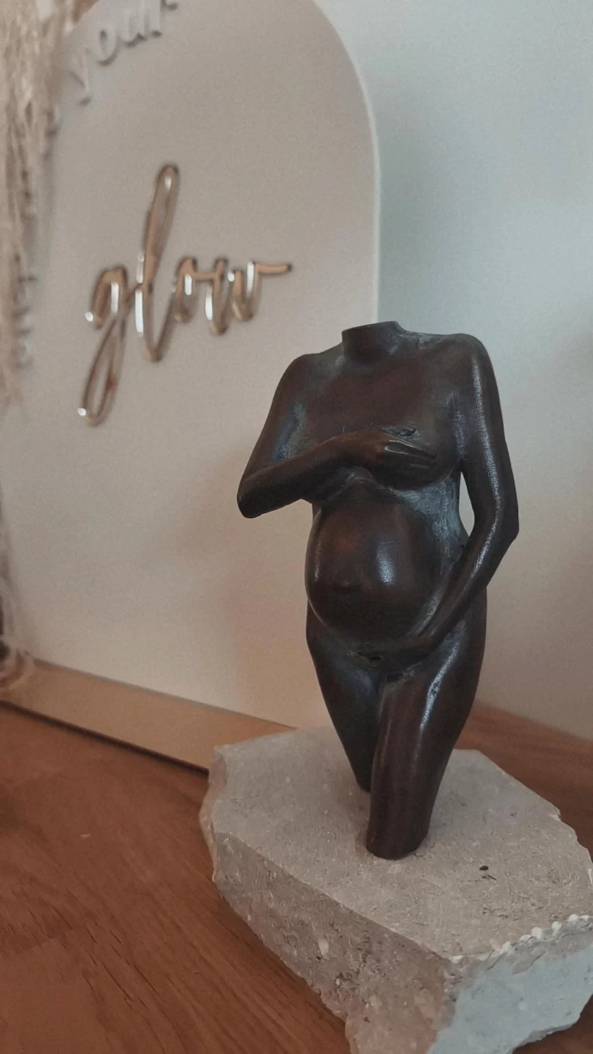 Schwaarz Skulptur op Steen am Studio